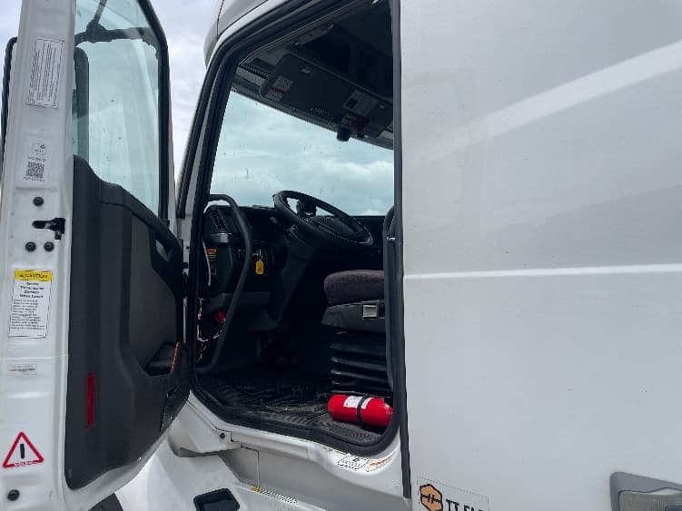 2021 Volvo VNL 760 in Clackamas, OR — photo 9