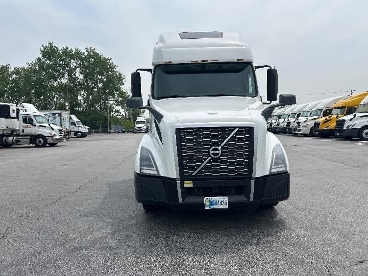 2021 Volvo VNL 760 in Chicago (Melrose Park), IL — photo 2