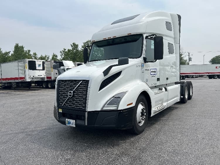 2021 Volvo VNL 760 in Chicago (Melrose Park), IL — photo 3