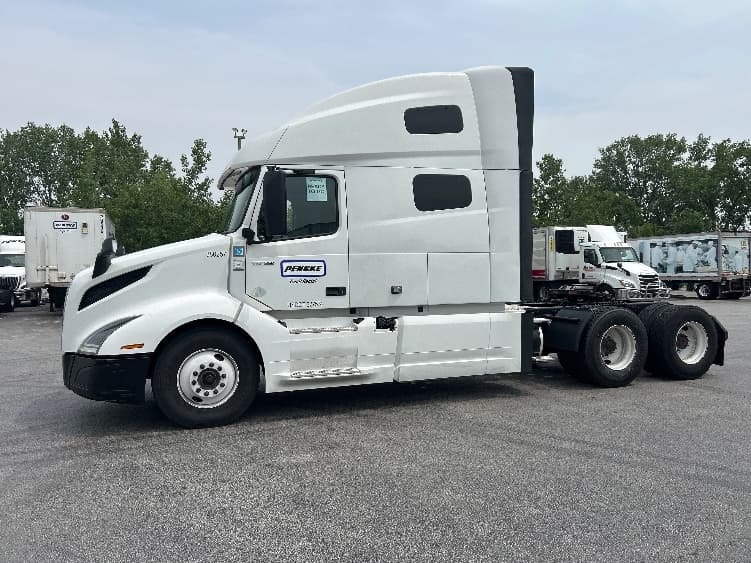 2021 Volvo VNL 760 in Chicago (Melrose Park), IL — photo 4