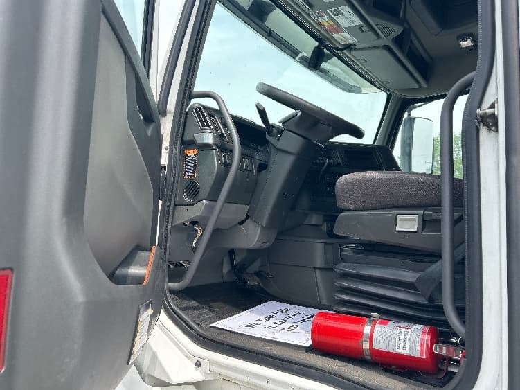 2021 Volvo VNL 760 in Chicago (Melrose Park), IL — photo 9