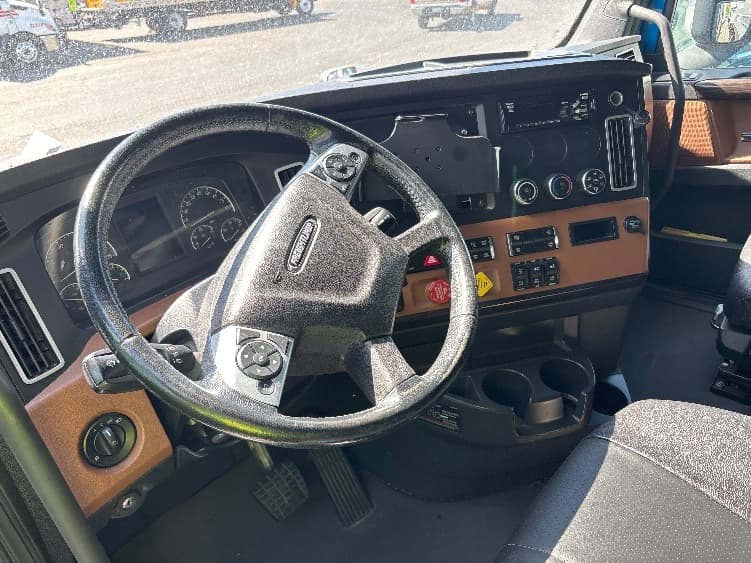 2021 Freightliner Cascadia in El Paso, TX — photo 10