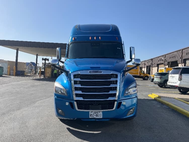 2021 Freightliner Cascadia in El Paso, TX — photo 2
