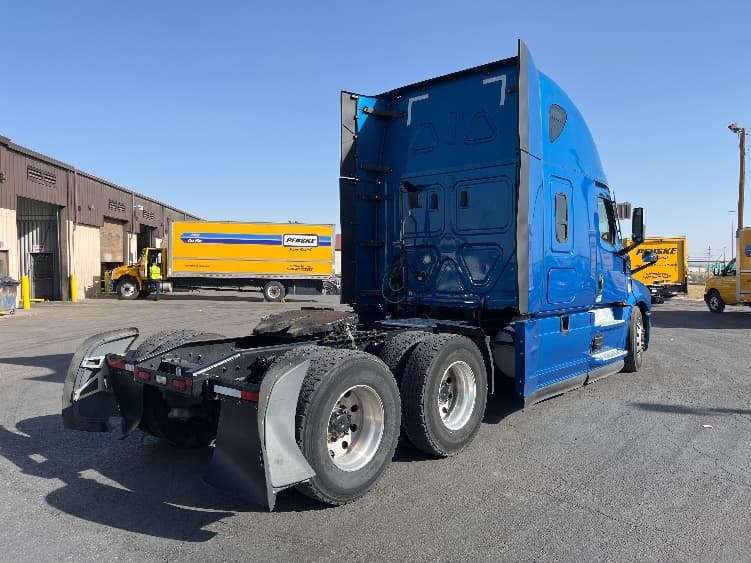 2021 Freightliner Cascadia in El Paso, TX — photo 7