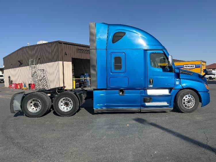 2021 Freightliner Cascadia in El Paso, TX — photo 8