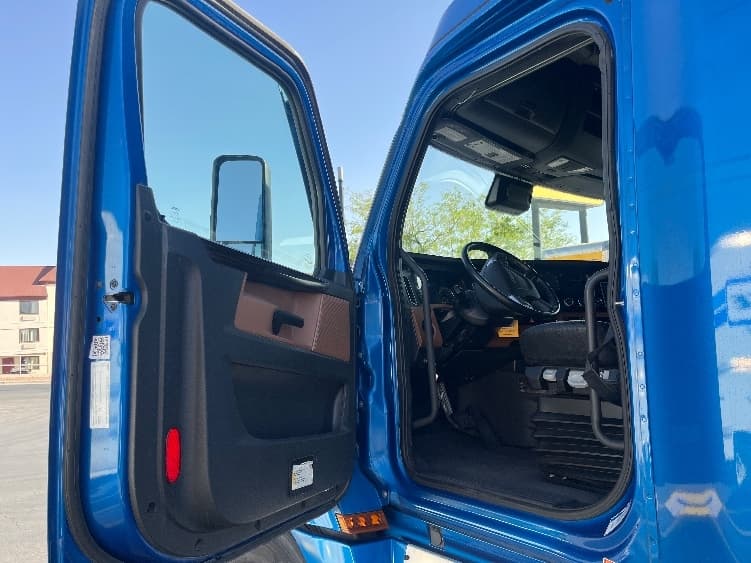 2021 Freightliner Cascadia in El Paso, TX — photo 9