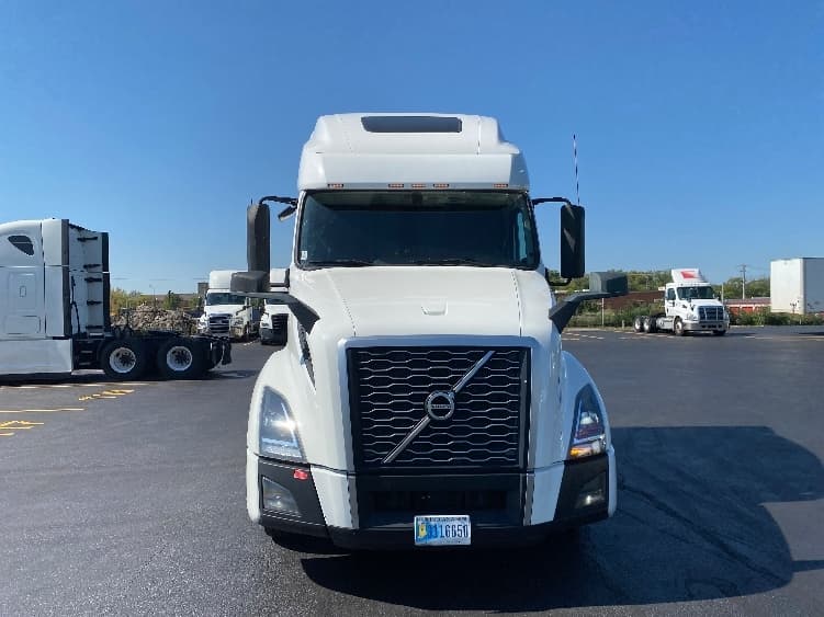 2022 Volvo VNL 760 in Chicago (Melrose Park), IL — photo 2