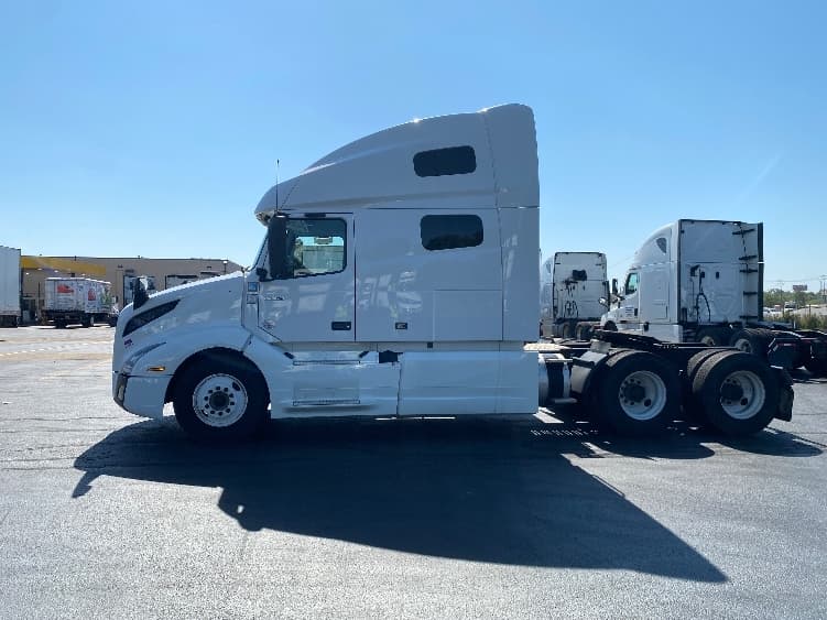2022 Volvo VNL 760 in Chicago (Melrose Park), IL — photo 4