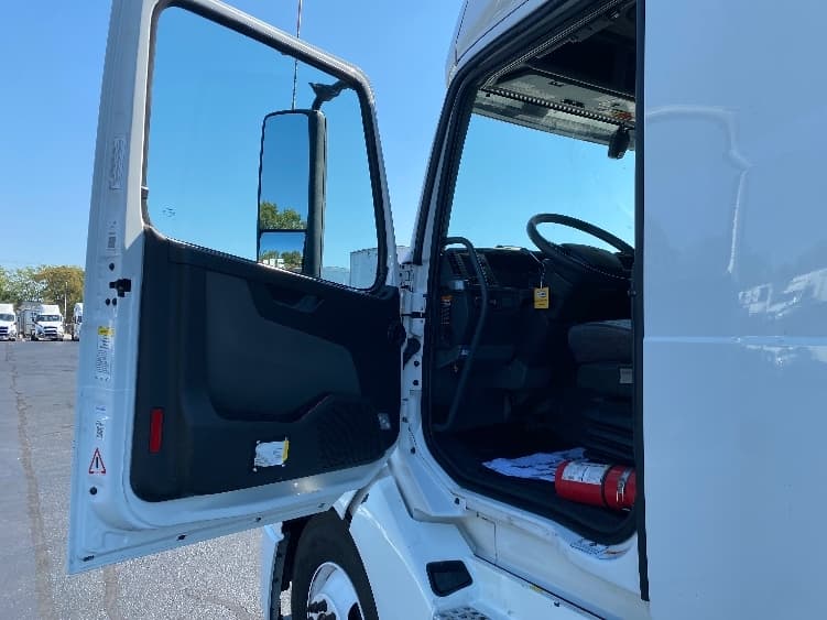 2022 Volvo VNL 760 in Chicago (Melrose Park), IL — photo 9