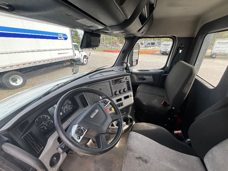 2021 Freightliner Cascadia in Mebane, NC — photo 10