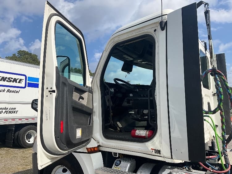 2021 Freightliner Cascadia in Mebane, NC — photo 9