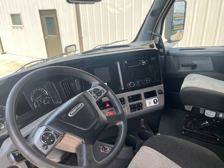 2022 Freightliner Cascadia in Brenham, TX — photo 10