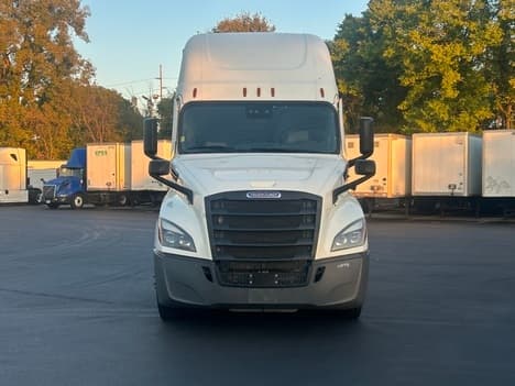 2022 Freightliner Cascadia in Indianapolis, IN — photo 2