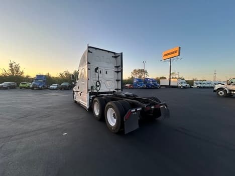 2022 Freightliner Cascadia in Indianapolis, IN — photo 3