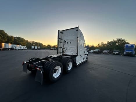 2022 Freightliner Cascadia in Indianapolis, IN — photo 5