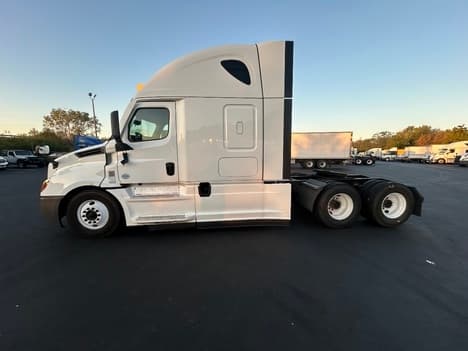 2022 Freightliner Cascadia in Indianapolis, IN — photo 6