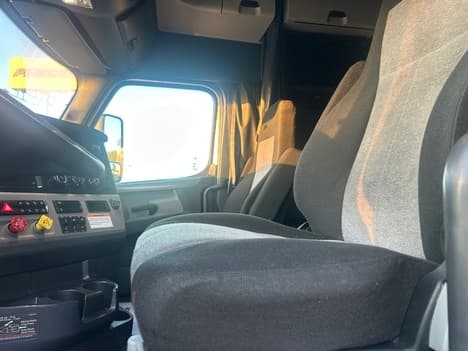 2022 Freightliner Cascadia in Indianapolis, IN — photo 8