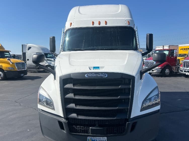 2022 Freightliner Cascadia in Torrance, CA — photo 2