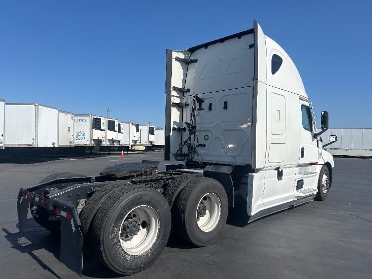 2022 Freightliner Cascadia in Torrance, CA — photo 5