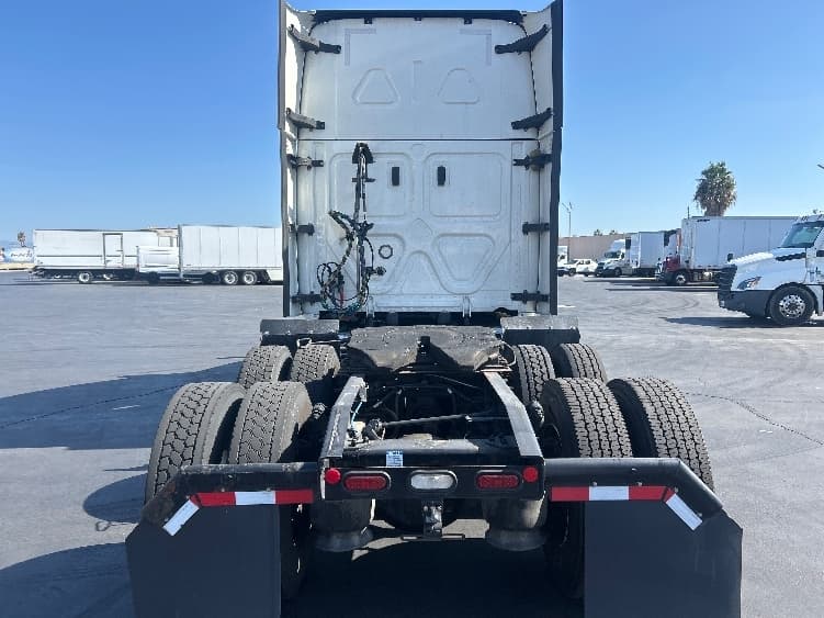 2022 Freightliner Cascadia in Torrance, CA — photo 6