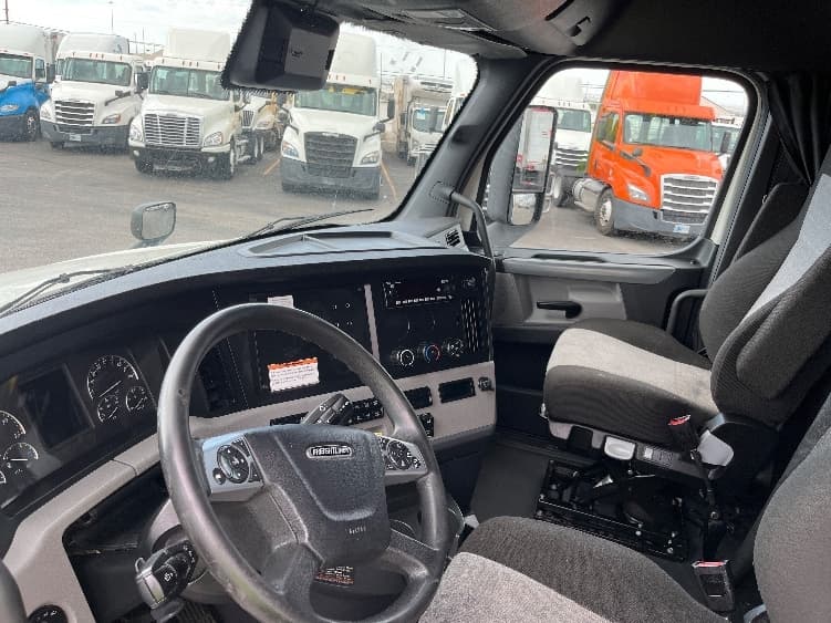 2022 Freightliner Cascadia in El Paso, TX — photo 10