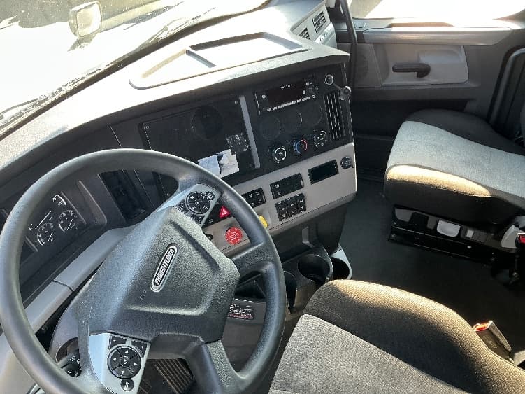 2022 Freightliner Cascadia in Columbus, OH — photo 10