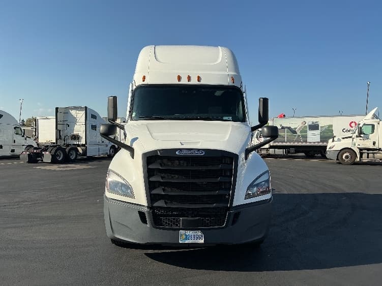 2022 Freightliner Cascadia in Columbus, OH — photo 2