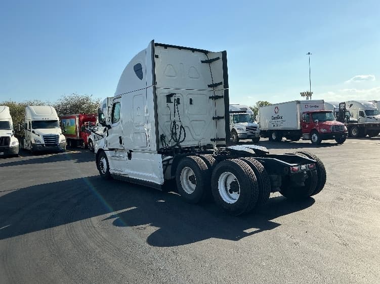 2022 Freightliner Cascadia in Columbus, OH — photo 5