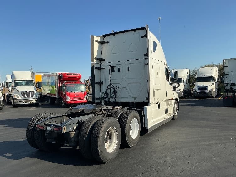 2022 Freightliner Cascadia in Columbus, OH — photo 7