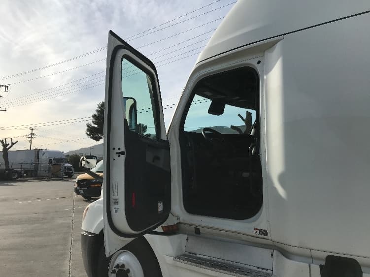 2022 Freightliner Cascadia in Fontana, CA — photo 9