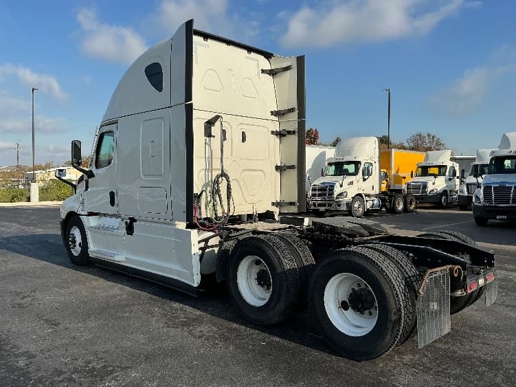 2022 Freightliner Cascadia in Piqua, OH — photo 5