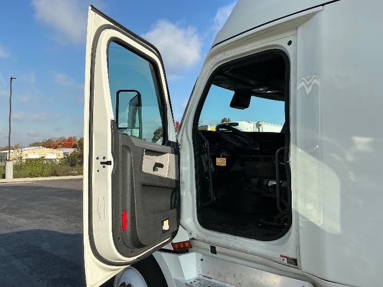 2022 Freightliner Cascadia in Piqua, OH — photo 9