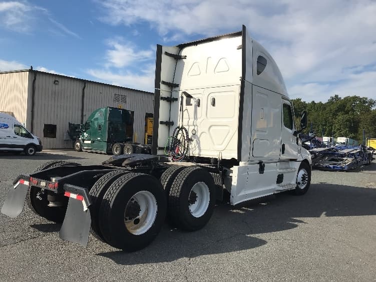 2022 Freightliner Cascadia in Fredericksburg, VA — photo 7