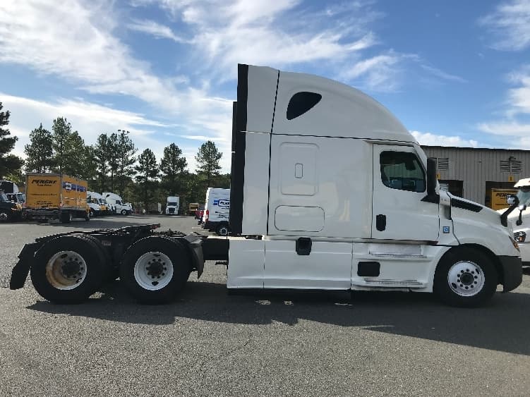 2022 Freightliner Cascadia in Fredericksburg, VA — photo 8