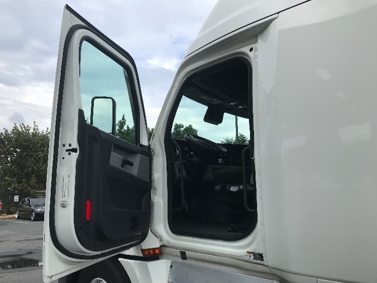 2022 Freightliner Cascadia in Fredericksburg, VA — photo 9