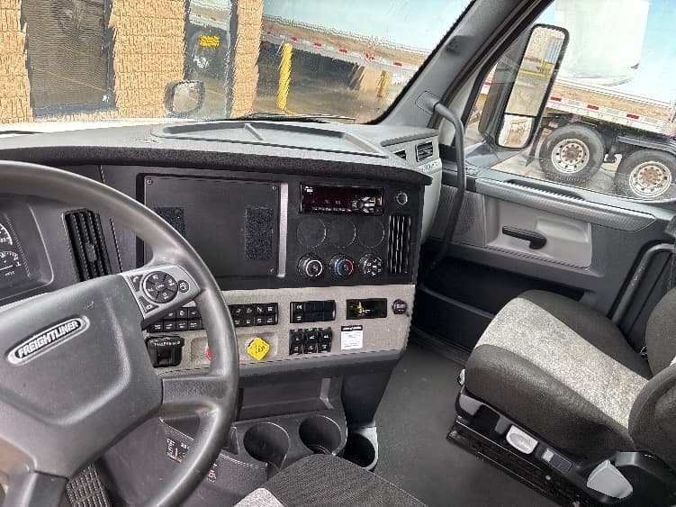 2021 Freightliner Cascadia in West Valley City, UT — photo 10