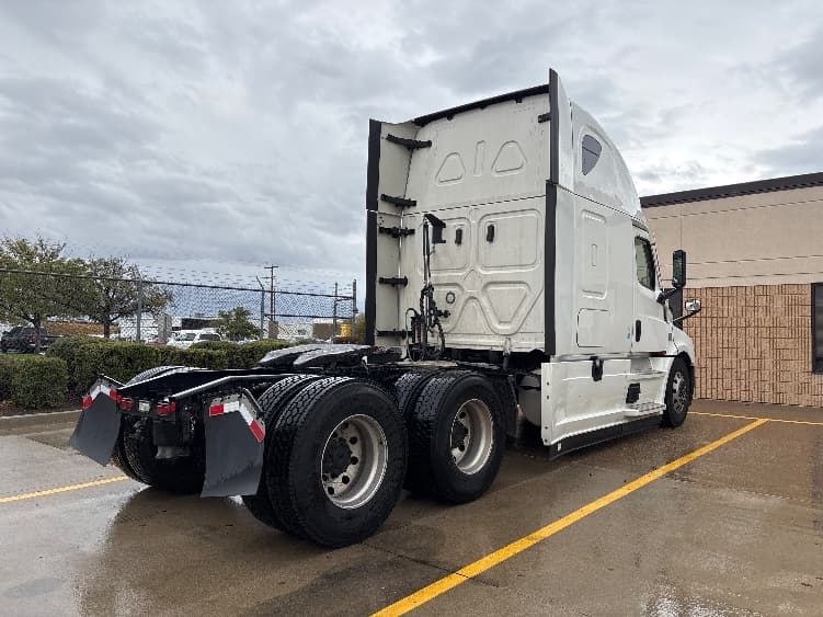 2021 Freightliner Cascadia in West Valley City, UT — photo 7