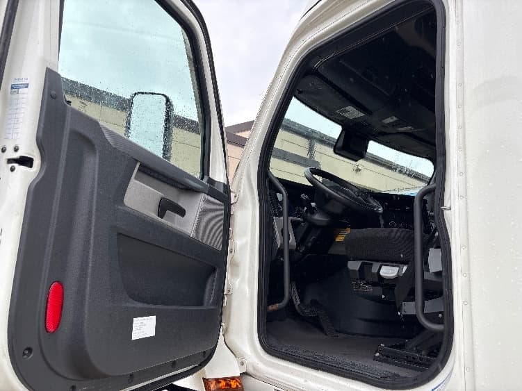 2021 Freightliner Cascadia in West Valley City, UT — photo 9