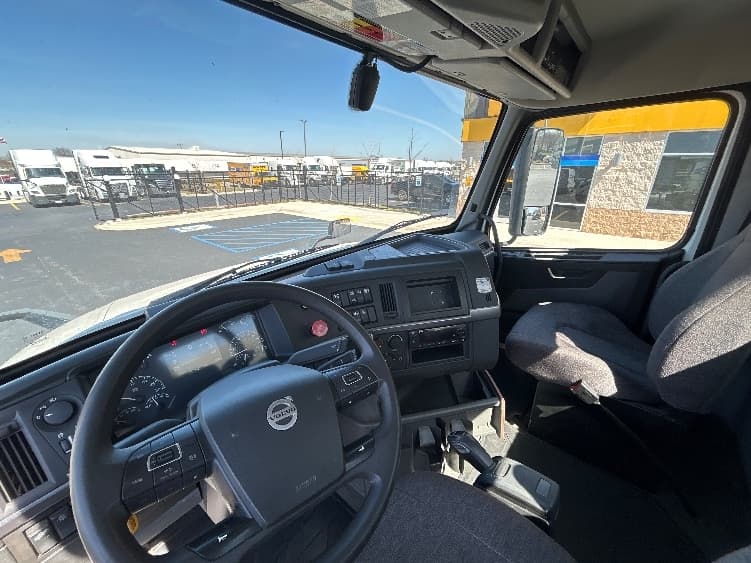 2022 Volvo VNL 300 in Kansas City, MO — photo 10