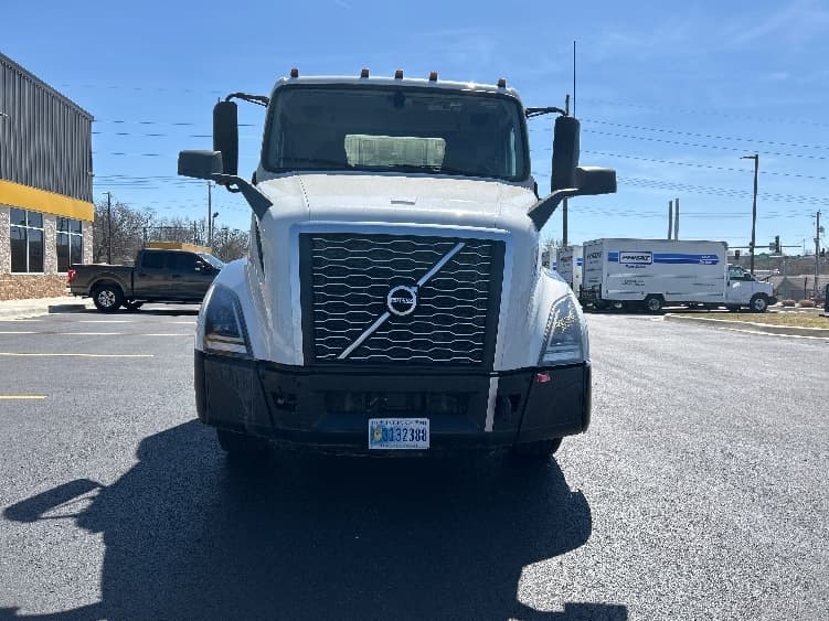 2022 Volvo VNL 300 in Kansas City, MO — photo 2