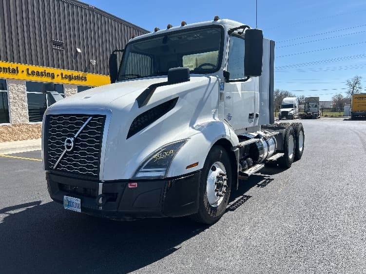 2022 Volvo VNL 300 in Kansas City, MO — photo 3
