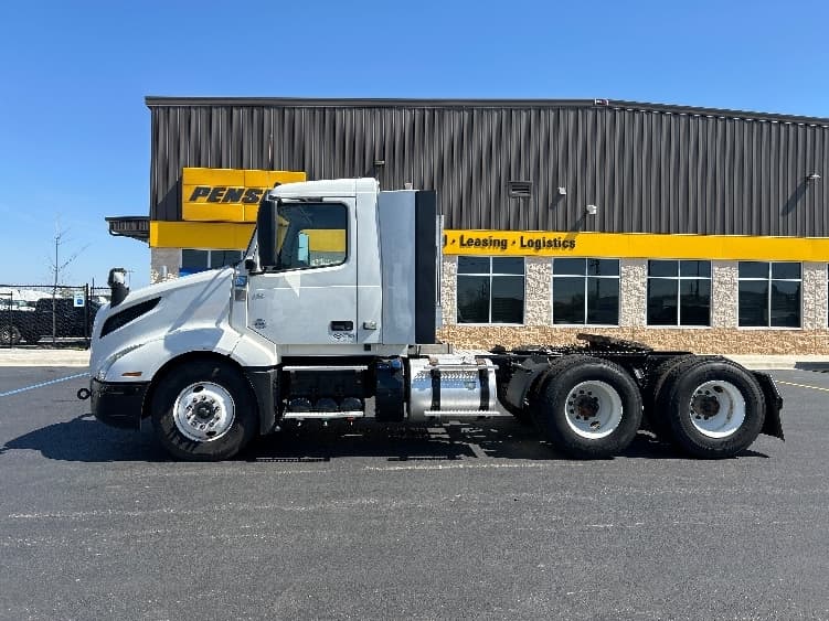 2022 Volvo VNL 300 in Kansas City, MO — photo 4