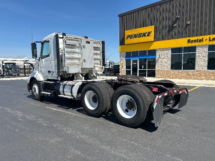2022 Volvo VNL 300 in Kansas City, MO — photo 5