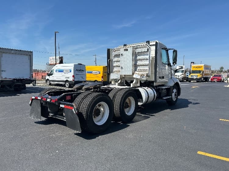 2022 Volvo VNL 300 in Kansas City, MO — photo 7