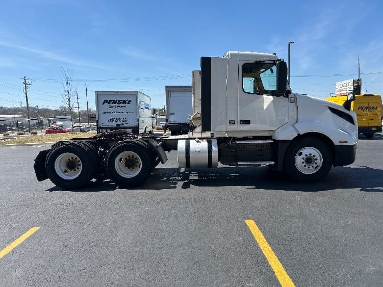 2022 Volvo VNL 300 in Kansas City, MO — photo 8