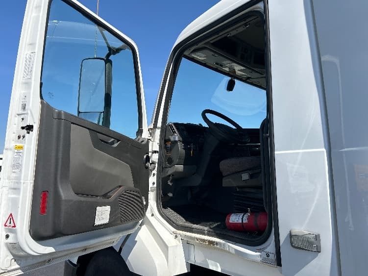 2022 Volvo VNL 300 in Kansas City, MO — photo 9