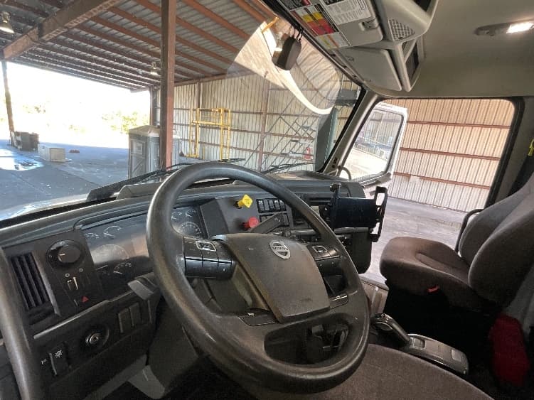 2022 Volvo VNL 300 in Sarasota, FL — photo 10
