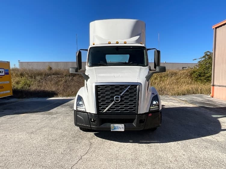 2022 Volvo VNL 300 in Sarasota, FL — photo 2