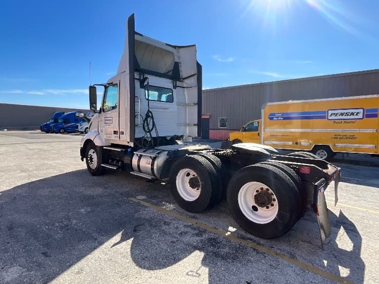 2022 Volvo VNL 300 in Sarasota, FL — photo 5