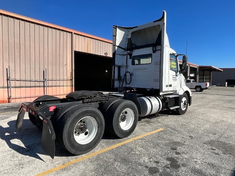 2022 Volvo VNL 300 in Sarasota, FL — photo 7